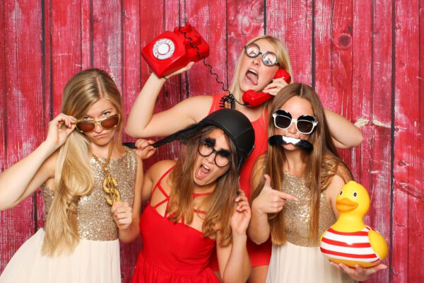 Photo Booth Party mit lustigen Probs Junge Mädchen albern vor