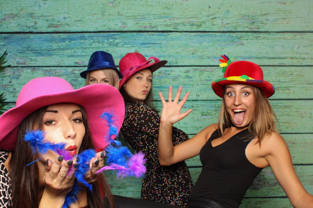 Freche junge Frauen vor einer Fotobox Photo Booth Party
